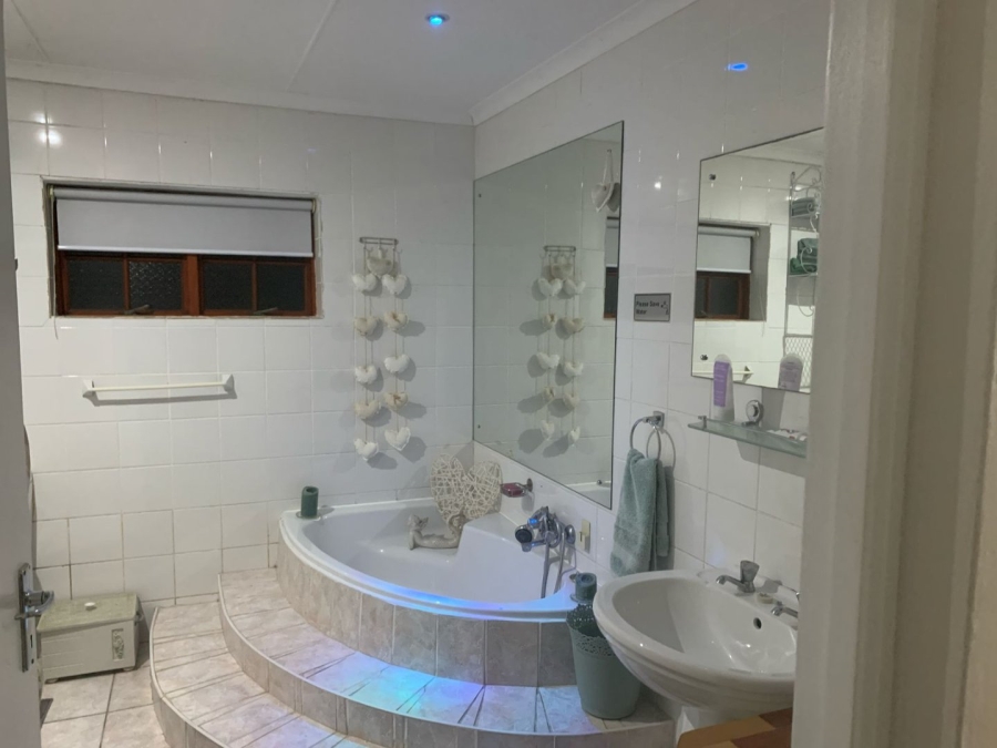 4 Bedroom Property for Sale in Fraaiuitsig Western Cape